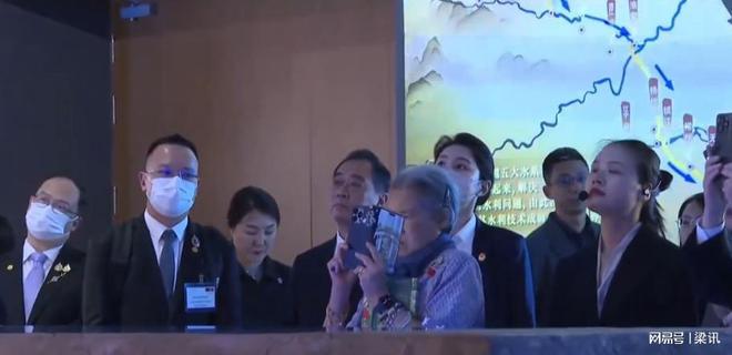 并再次庆祝70岁生日还拿着扇子给蛋糕扇风麻将胡了2模拟器试玩诗琳通公主访问故宫(图2)